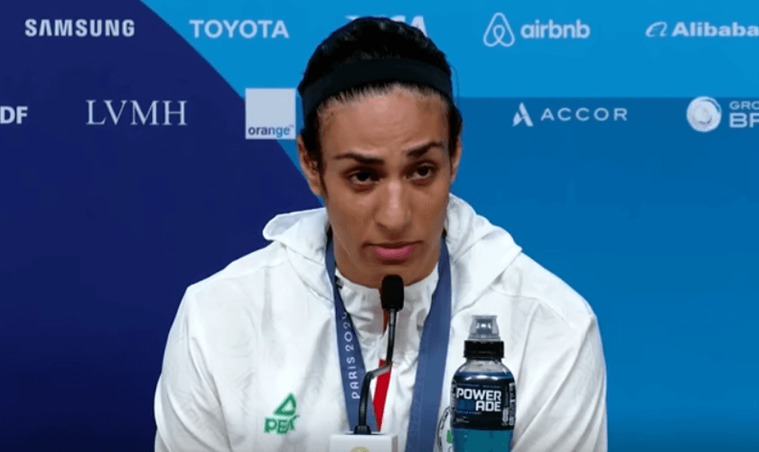 Imane Khelif durante entrevista após vitória no boxe nas Olimpíadas de Paris 2024 (Captura de tela/YouTube/Guardian)