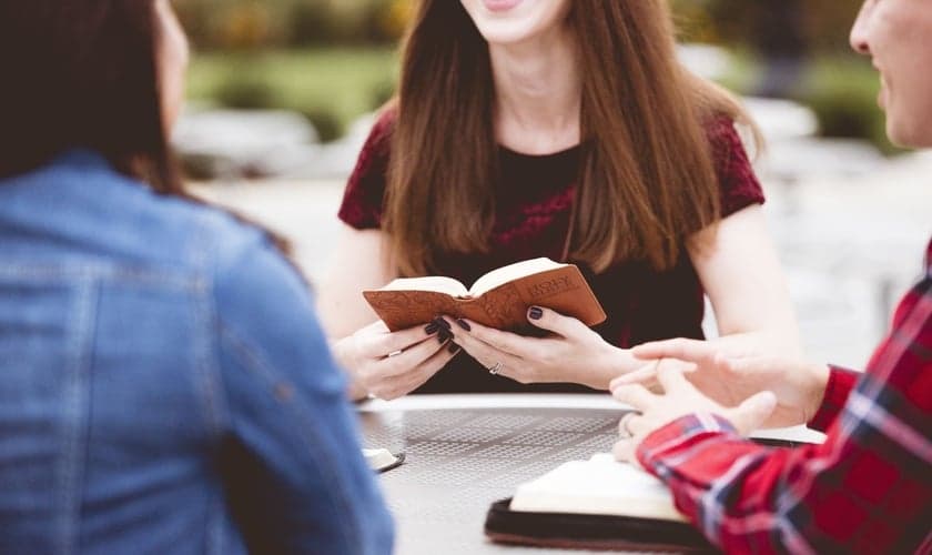 Estudantes fazendo leitura da Bíblia. (Foto ilustrativa: Freepik)