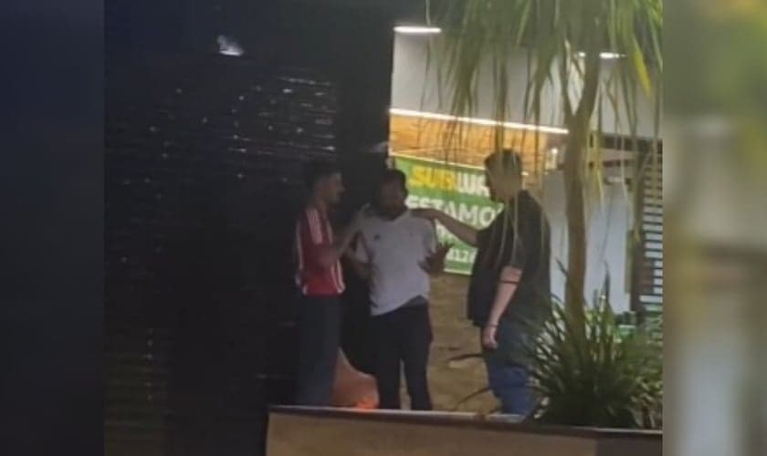 O evangelista João Paulo e outros cristãos oraram com o homem. (Foto: Reprodução/Instagram/João Paulo).