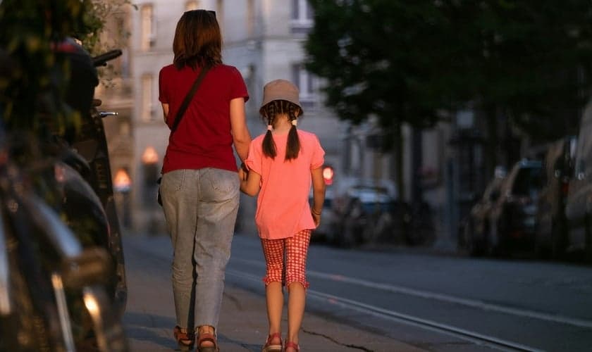 Ordem judicial restringe participação de Ava, 13, em atividades da igreja sem autorização do pai. (Foto ilustrativa: Hans Ott / Unsplash)