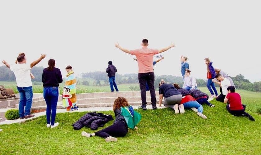 Grupo reunido no monte de oração 24h no RS. (Foto: Ministério Engel)