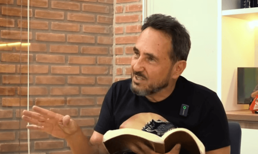 Marcos Eberlin durante participação no podcast onde defendeu a leitura literal de Gênesis. (Captura de tela/YouTube/Marcos Eberlin)
