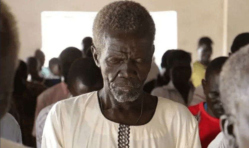 Cristão sudanês em oração. (Foto: Portas Abertas)