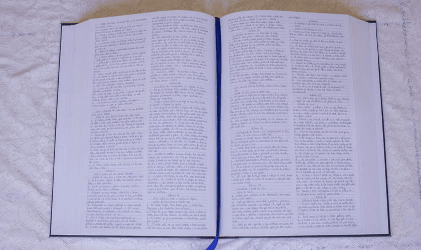 A obra encadernada mede 60 cm de altura, 42 cm de largura e pesa 19 kg. (Foto: Arquivo pessoal)