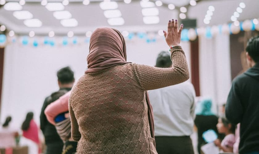 Lupita se rendeu a Jesus e ora pela conversão do esposo. (Foto: Reprodução/Global Christian Relief)
