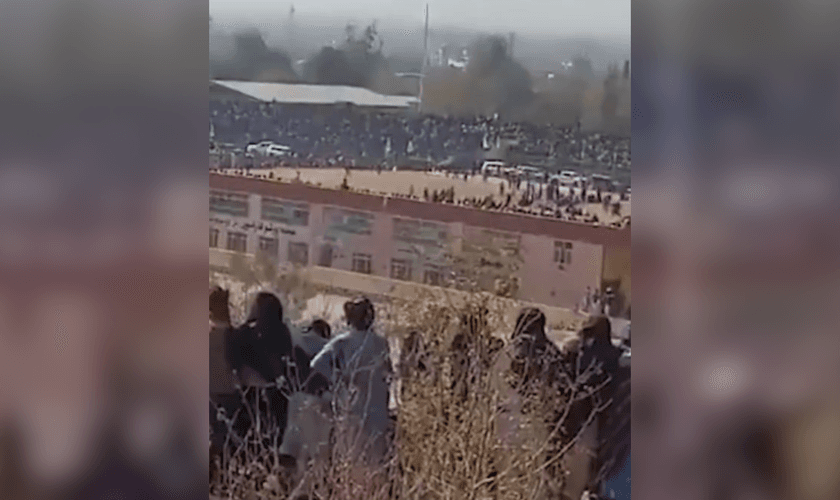 Multidão assiste a uma execução pública no Afeganistão. (Captura de tela/X/@afghanarabc)