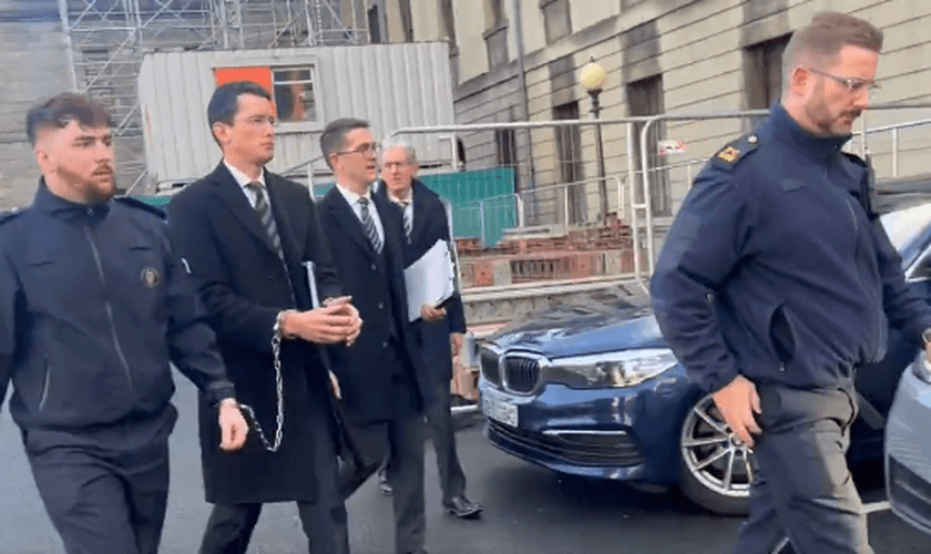 O professor Enoch Burke sendo levado pela polícia com as mãos acorrentadas. (Captura de tela/X/Enoch Burke)