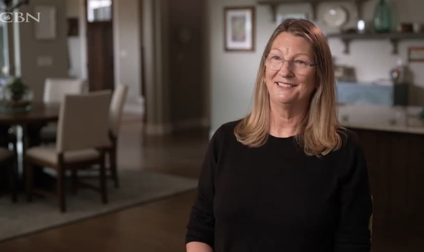 Lynne foi curada do câncer e da depressão. (Foto: Reprodução/CBN News).