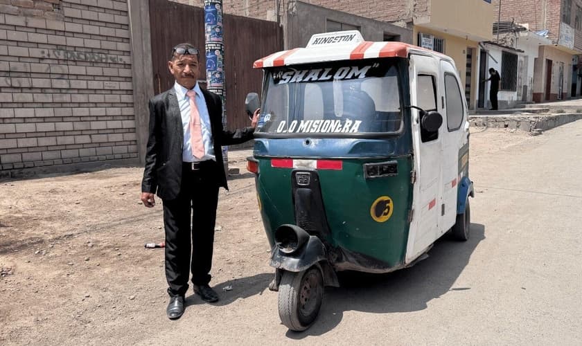 Marco Estrada e sua motocicleta missionária. (Foto: Liseht Santos/Adventist News)
