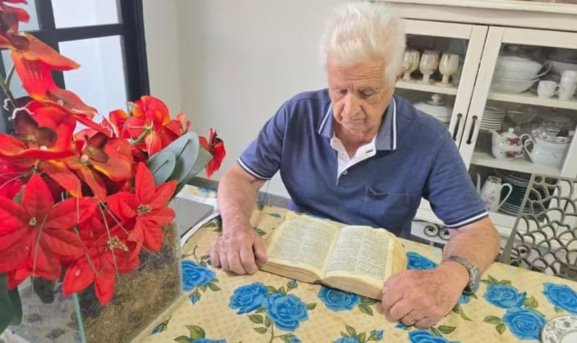 João Batista lendo a Bíblia. (Foto: Reprodução/g1)
