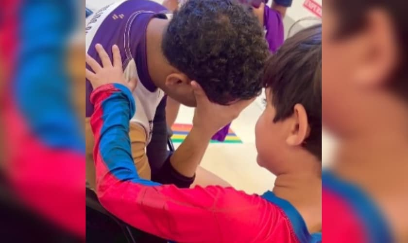 João Guilherme orou por um homem na cadeira de rodas. (Foto: Reprodução/Instagram/Arielly Torres Bianchi).