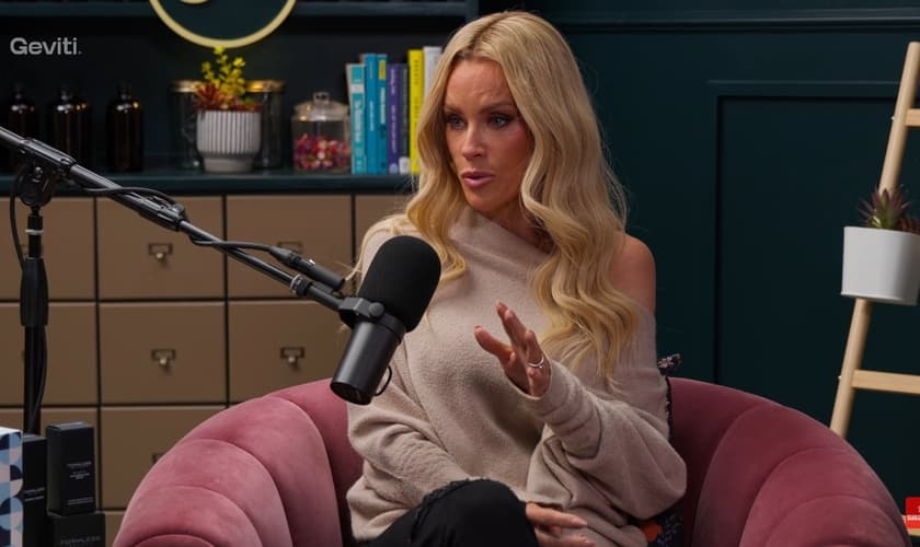 Jenny McCarthy revelou que passou por um despertar após a tragédia. (Foto: Reprodução/YouTube/Culture Apothecary).