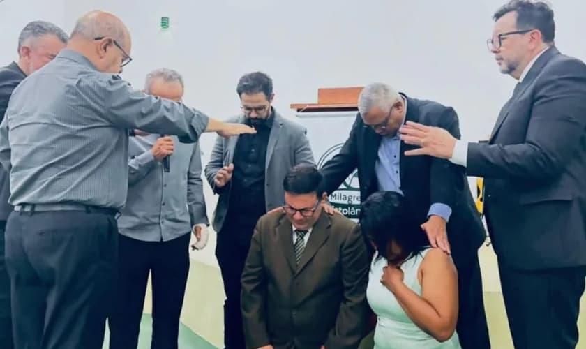 Alexandre e a esposa durante sua ordenação pastoral. (Foto: Reprodução/Junta de Missões Nacionais)