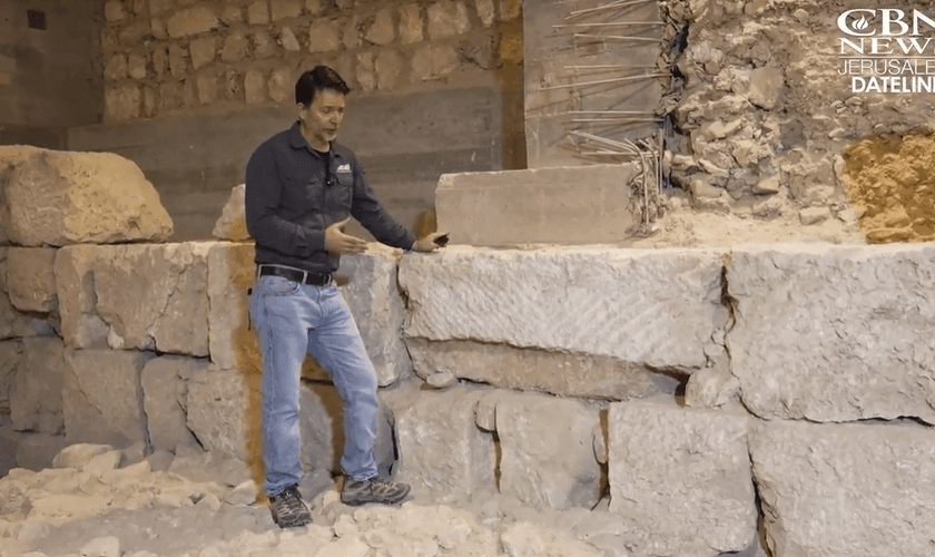 O arqueólogo Amit Re'em no local. (Foto: Reprodução/CBN News)