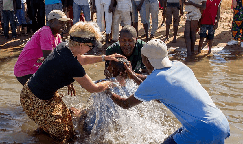 Heidi Baker batiza um novo convertido durante ação missionária em Moçambique. (Foto: rollandheidibaker.org)