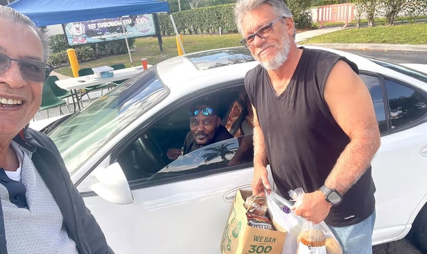 O drive-thru de oração. (Foto ReproduçãoAG News)