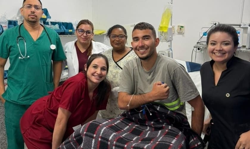 Roberto Farias Tomaz junto com equipe médica do Hospital Municipal de Antonina. (Foto: Sesa‑PR)