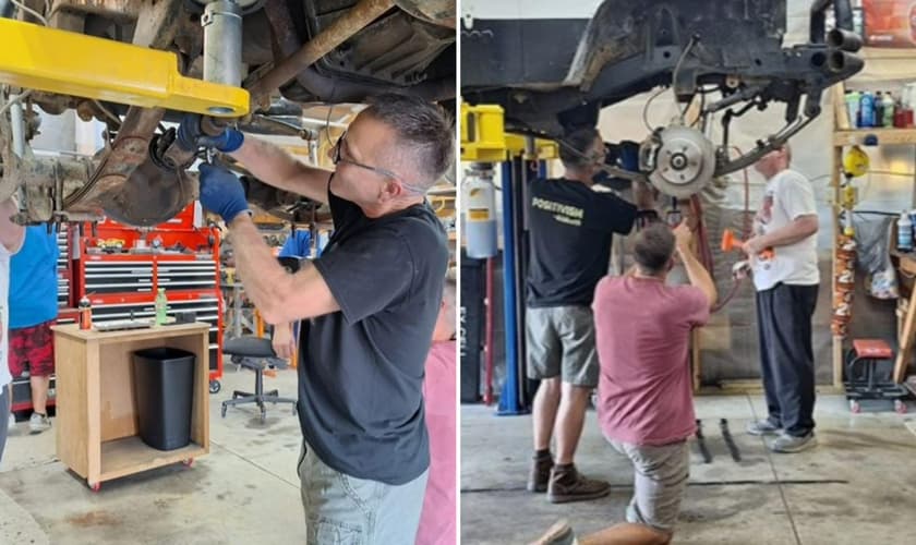 Os cristãos costumam evangelizar os moradores enquanto consertam seus veículos. (Foto: Reprodução/AG News)