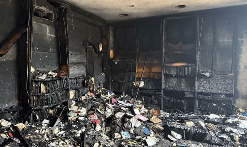 Danos à biblioteca da sinagoga Beth Israel após incêndio em 10 de janeiro de 2026, em Jackson. (Foto: Congregação Beth Israel)