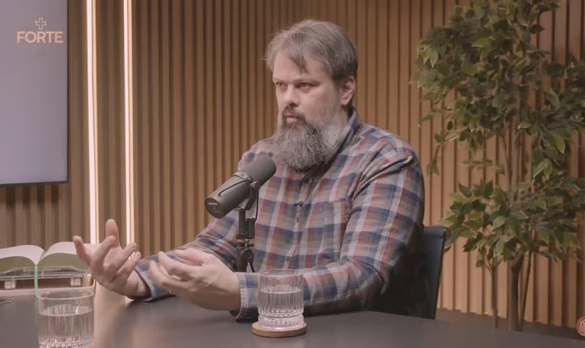 Tassos Lycurgo. (Foto: Reprodução/YouTube/Karina Bacchi).