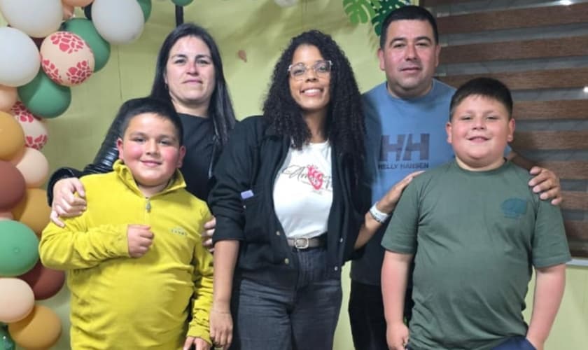 A família e Daniela. (Foto: Reprodução/Junta de Missões Mundiais)