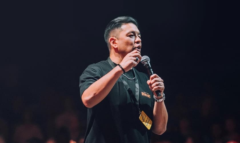 Teo Hayashi pregando no The Send em Oslo, Noruega. (Foto: Reprodução/Facebook/Teo Hayashi)