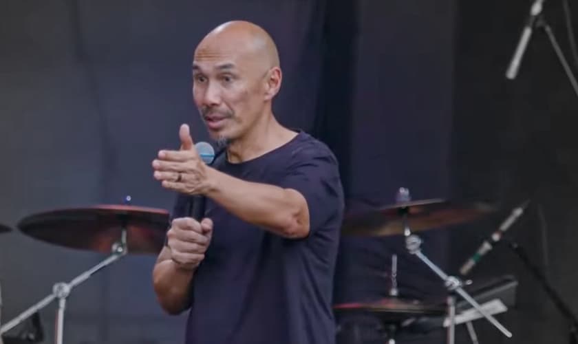 Francis Chan prega sobre coragem para o aceitar o envio missionário no The Send. (Foto: Reprodução/YouTube/Dunamis Movement)
