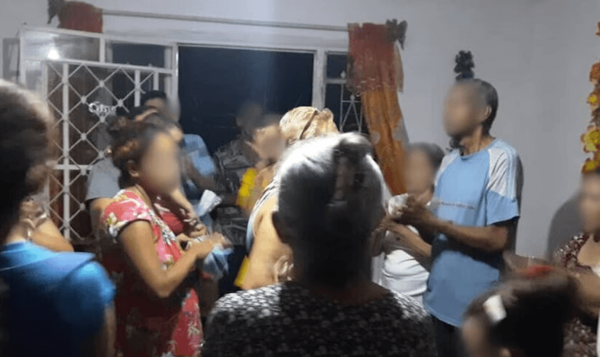 Cristãos cubanos reunidos em um culto doméstico. (Foto: Portas Abertas)